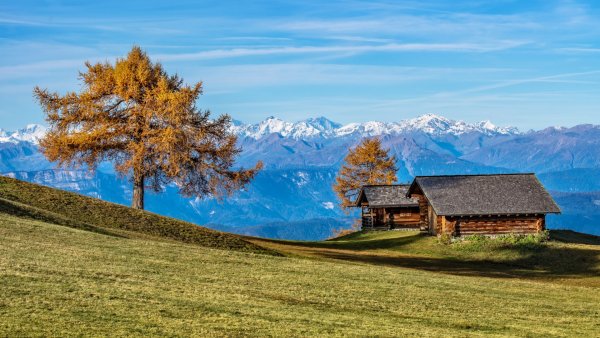 Одинокий дом в горах Швейцарии
