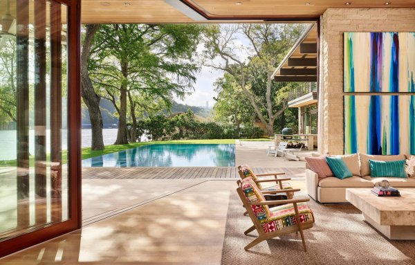 Домик у озера интерьер