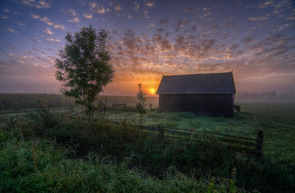 Деревенский домик на закате