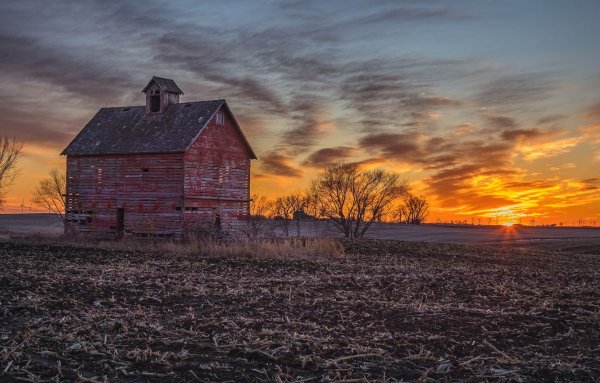 Домик в поле и закат