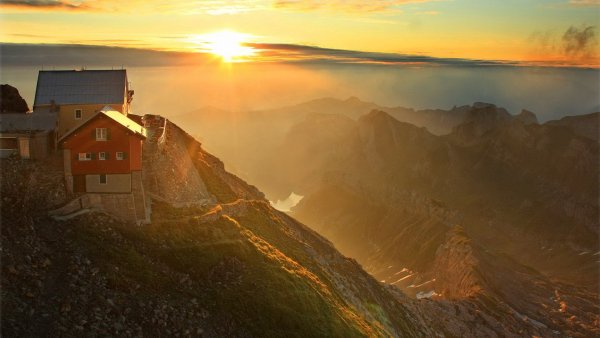 Домик в горах закат