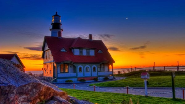 Домик на фоне заката