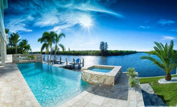 Бассейн на берегу моря