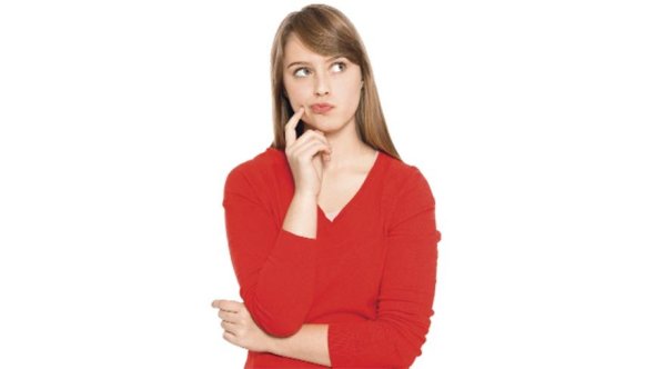 Задумчивая девушка на белом фоне