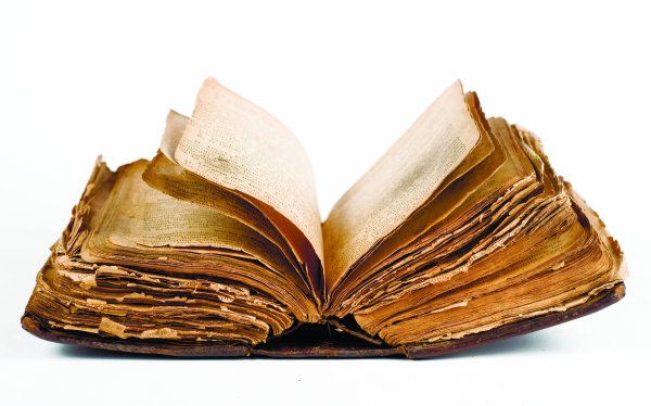 Старинные книги на прозрачном фоне