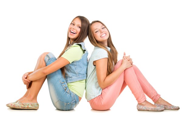 Две девушки на белом фоне