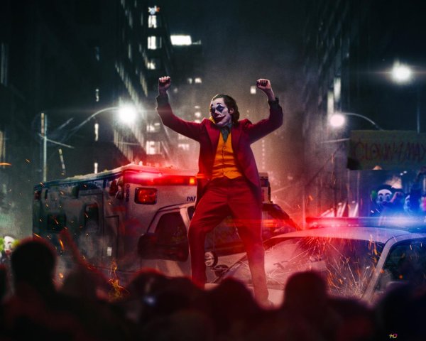 Джокер Хоакин Феникс в полицейской машине