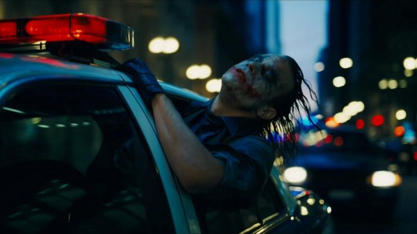 Джокер в полицейской машине темный рыцарь