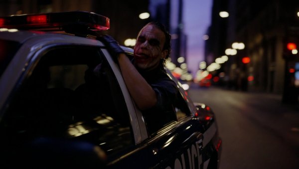 Тёмный рыцарь хит Леджер в полицейской машине