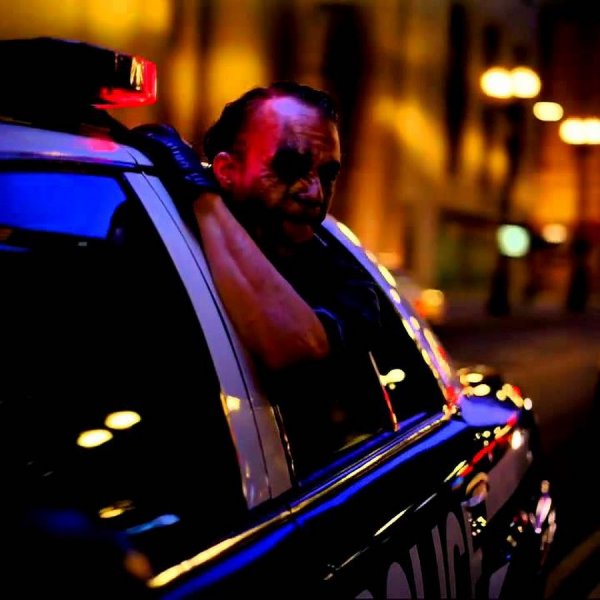 Джокер хит Леджер едет в машине