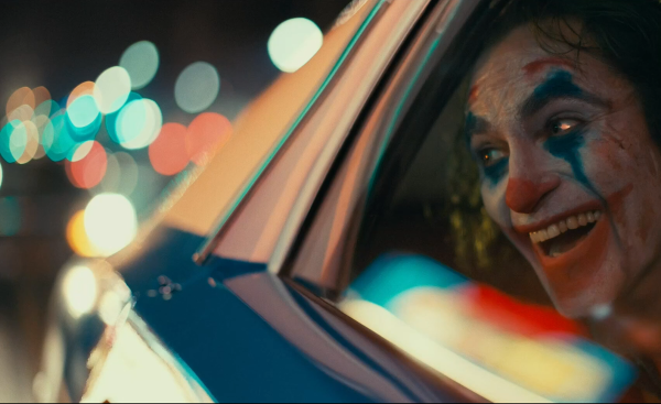 Джокер Хоакин Феникс в полицейской машине