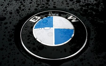 BMW значок на черном фоне