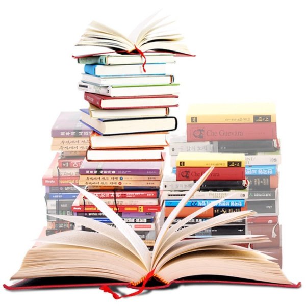 Стопка книг на прозрачном фоне