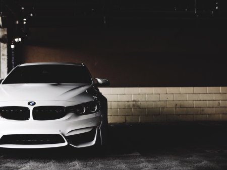 Автомобиль БМВ белый