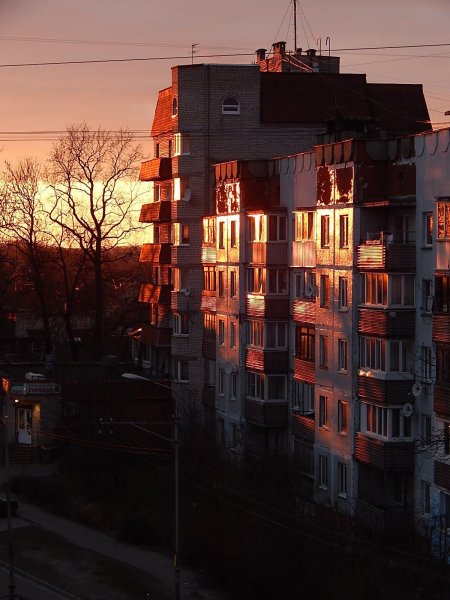 Многоэтажный дом ночью