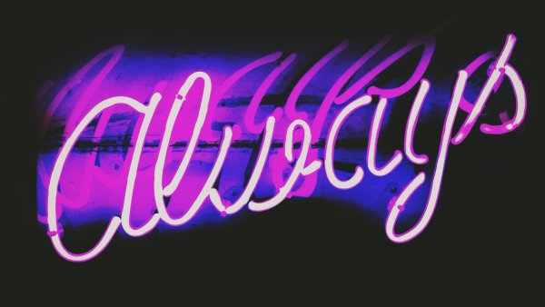 Неоновая вывеска фиолетовая