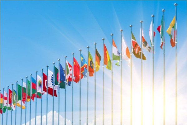 Флаги всех стран на фоне неба