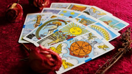 Таро на столе