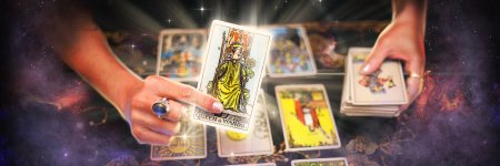 Карты Таро разбросаны