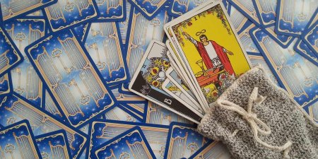 Таро на столе