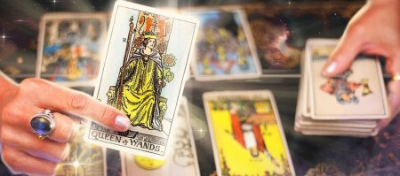 Карты Таро в руках