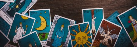 Карты Таро на синем фоне