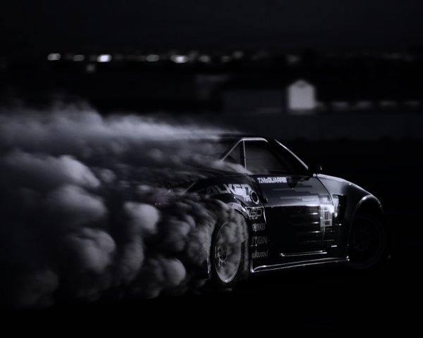 Дрифт машина на черном фоне