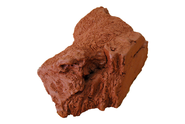 Кусок глины на белом фоне