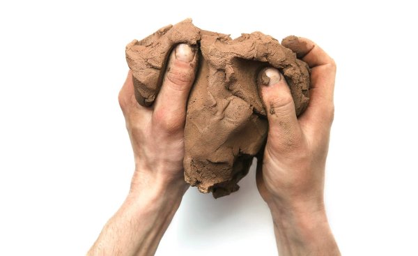 Кусок глины на белом фоне