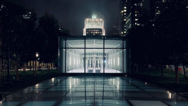 Стеклянное здание