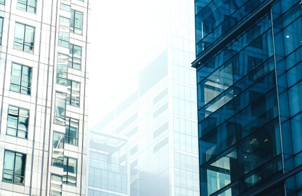 Многоэтажный дом со стеклянным фасадом