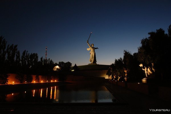 Мамаев Курган Волгоград вечером