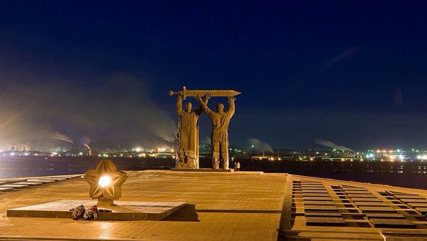 Памятник тыл фронту Магнитогорск ночью