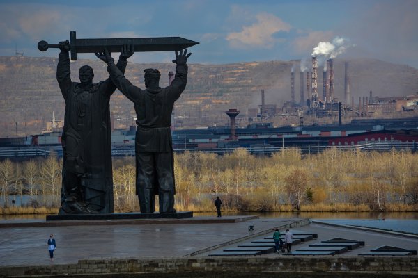 Памятник «тыл — фронту» в городе Магнитогорске.