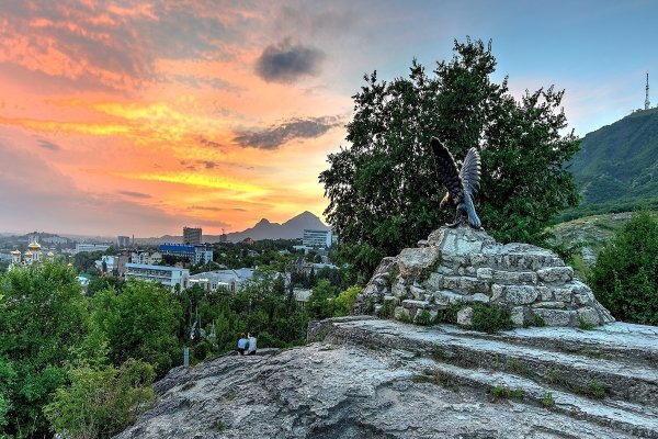 Орел на горе Машук в Пятигорске