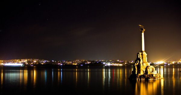 Памятник затопленным кораблям в Севастополе ночью