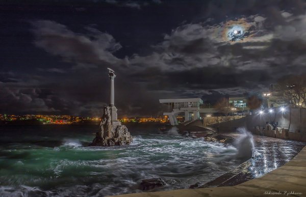 Памятник затопленным кораблям в Севастополе ночью