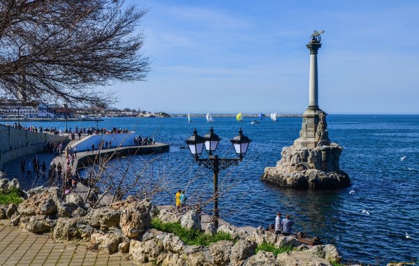 Набережная у памятника затопленным кораблям в Севастополе