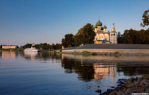 Углич собор на берегу Волги