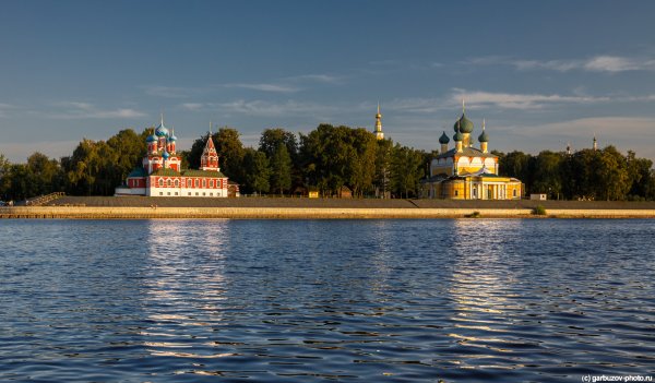 Углич собор на берегу Волги
