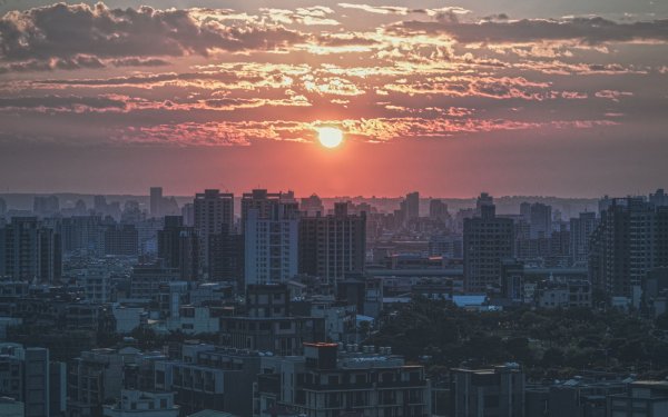 Летний закат в городе