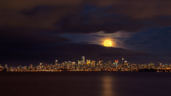 Ночной город издалека