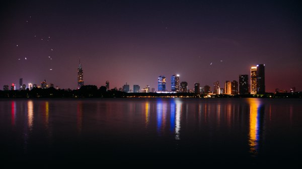 Ночной город на горизонте