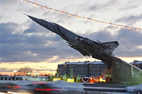 Югорск самолет памятник