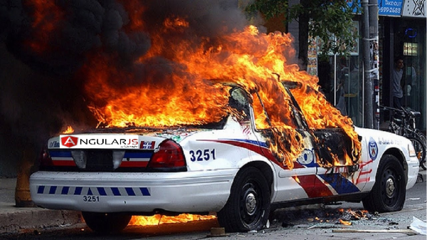 Горящая машина полиции NYPD