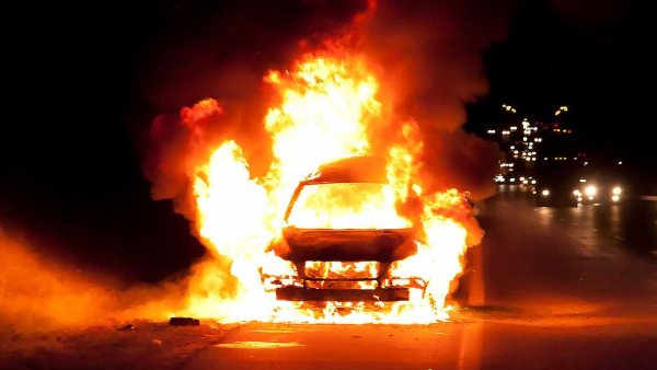 Горящая машина