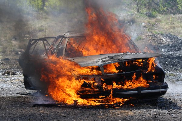 Горящий автомобиль для фотошопа