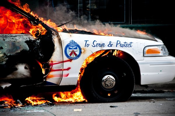 Горящие полицейские машины