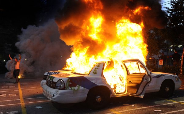 Горящий автомобиль полиции