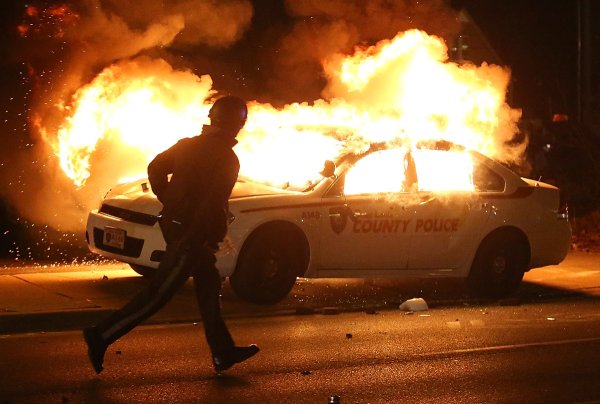 Горящая машина полиции